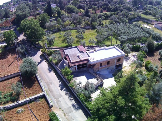 Villetta Con Trullo e Deposito in Zona Collinare